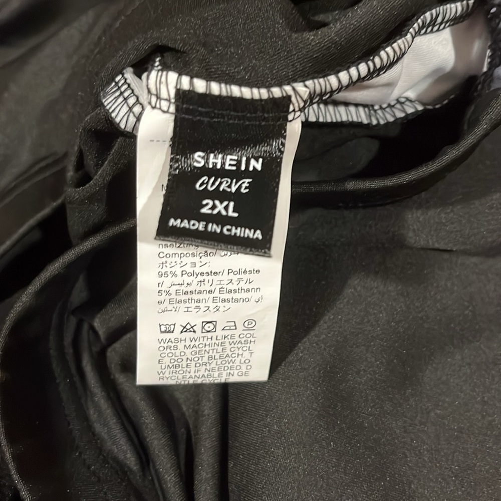 💚 #2568 SHEIN CURVE Black Shorts with Checkered Trim - Picture 5 of 6